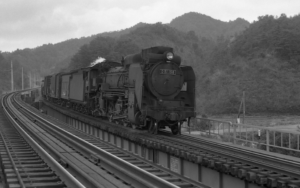 非電化複線区間を行くデコイチ 1377列車 D51158 紀勢本線和佐 1971.4.1