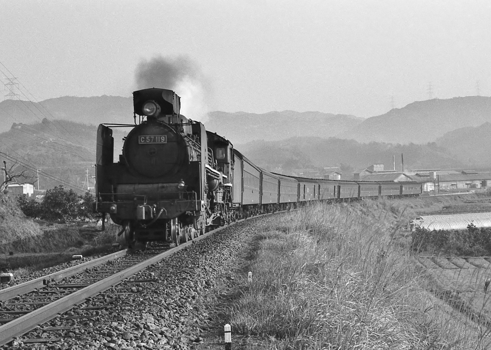 『笠田の大カーブを行く』 523列車 C57119 和歌山線西笠田 1971.4.2