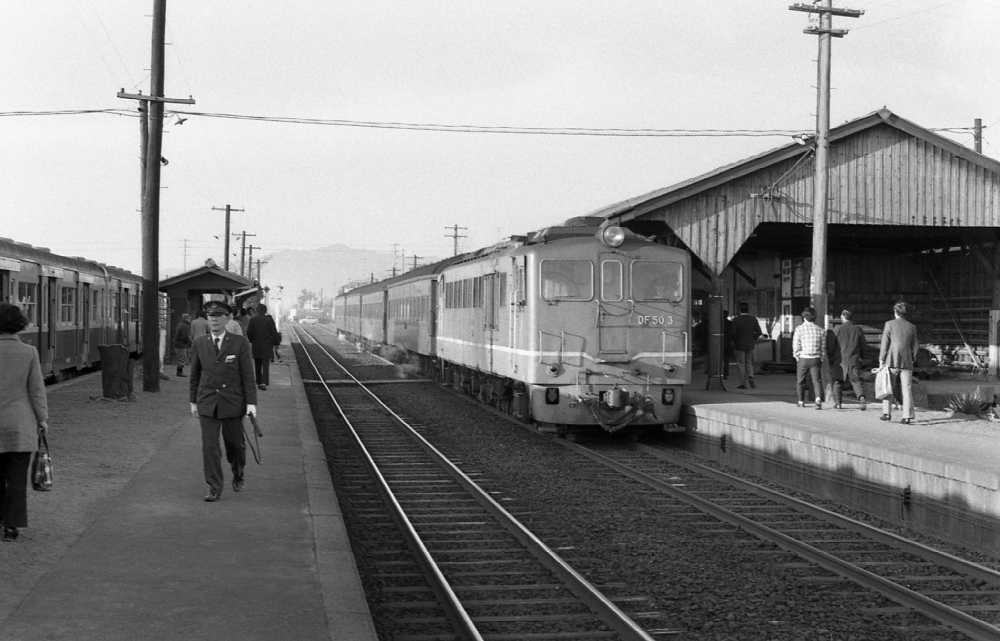 『高茶屋駅の朝』 122列車 DF503 紀勢本線高茶屋 1972.3.22