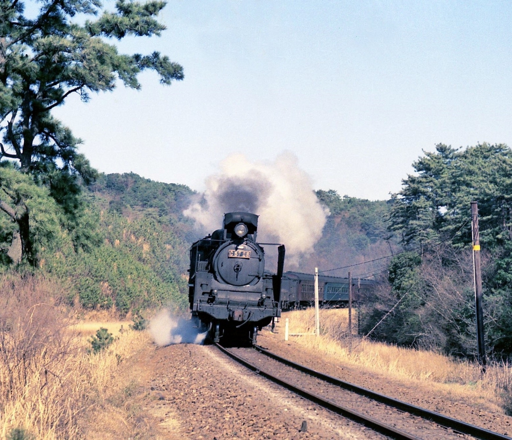 参宮線の混合列車894列車 C5726 参宮線鳥羽 1969.3.24