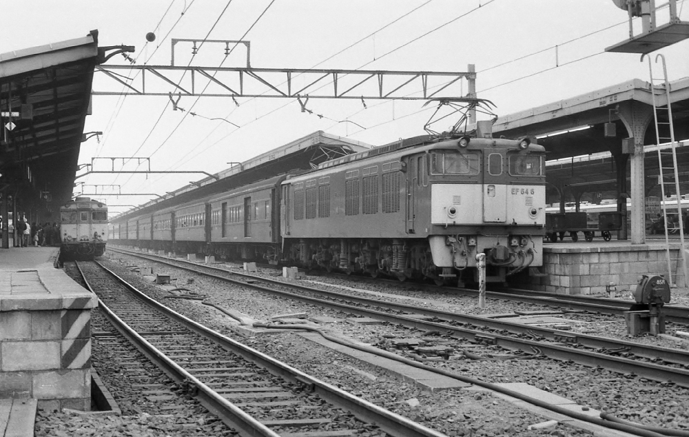 出発待機するEF64 835列車 EF646 中央本線名古屋駅 1973.3.29