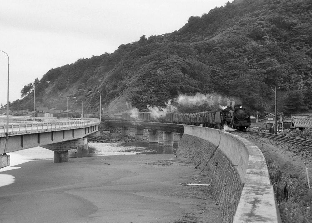 3570列車 D511001 羽越本線温海 1971.8.7