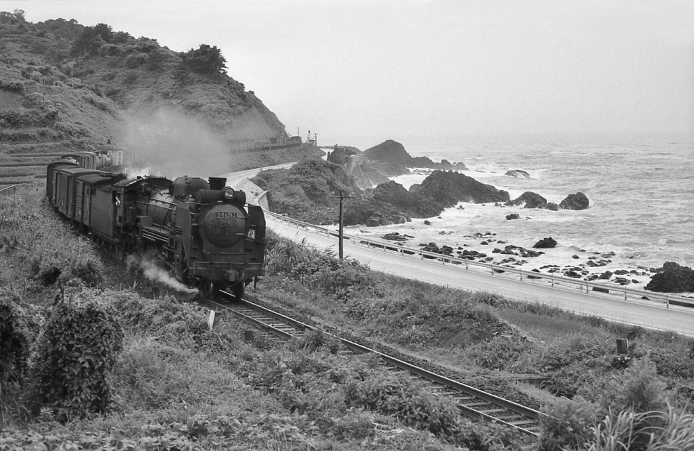 『日本海の磯辺を行く』 961列車 D51513 羽越本線温海 1971.8.7