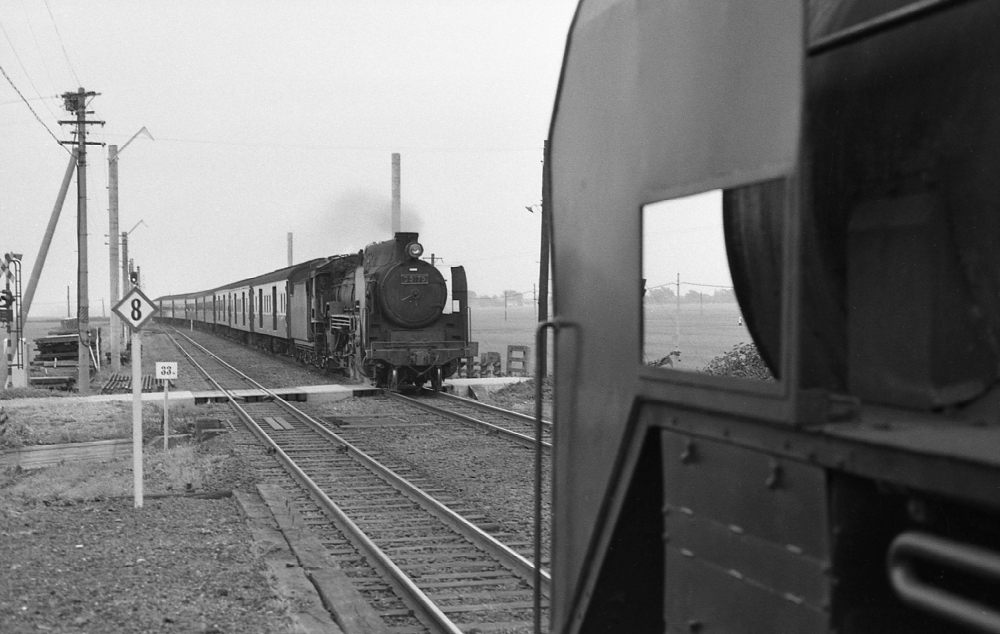 『西袋駅の列車交換』 836列車 D5175 羽越本線西袋 1971.8.7