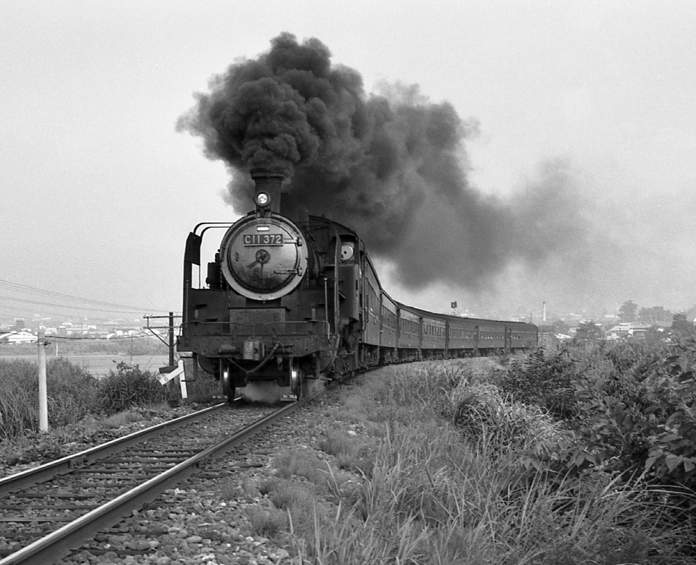 『朝の通勤列車を牽いて』1324列車 C11372 左沢線山辺 1971.8.9