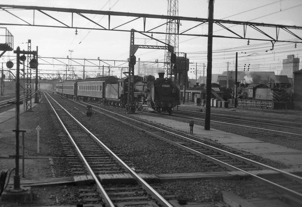 『豊橋駅の朝』 二俣線931列車 C58215 1970.11.8