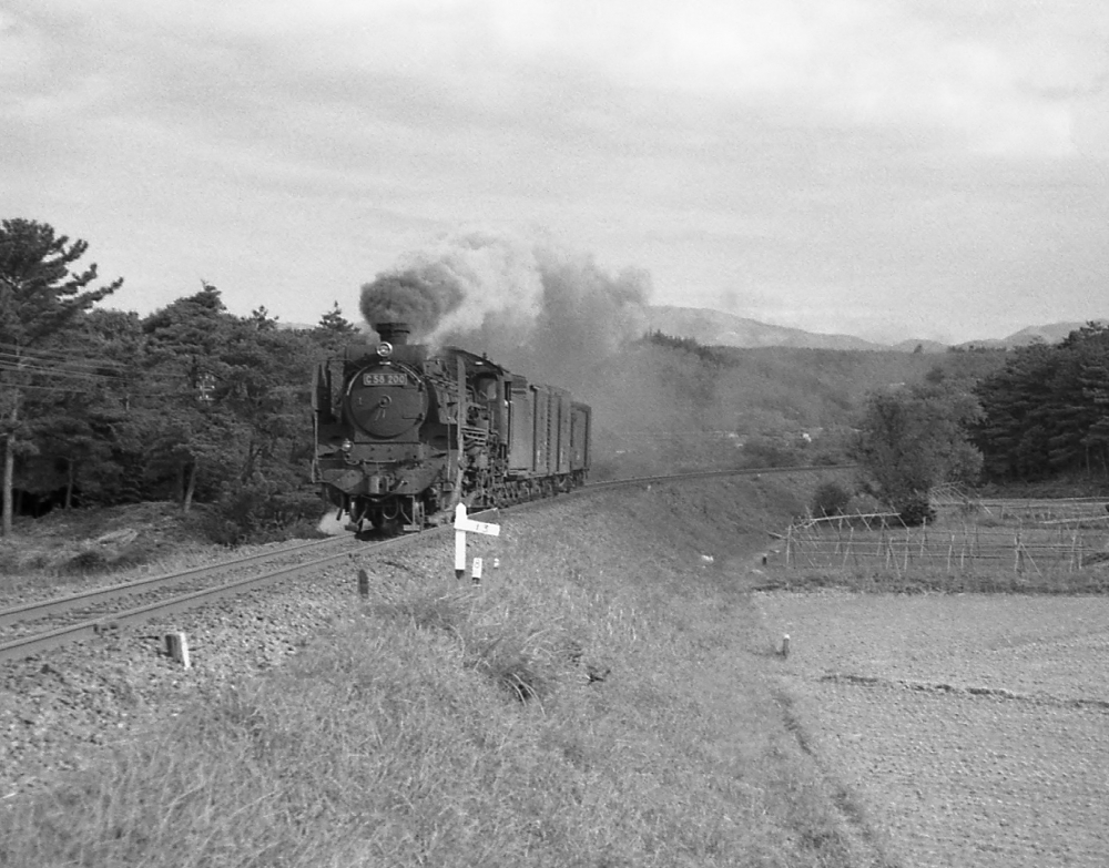 『晩秋の湖西を行く』 671列車 C58200 二俣線尾奈 1970.11.8