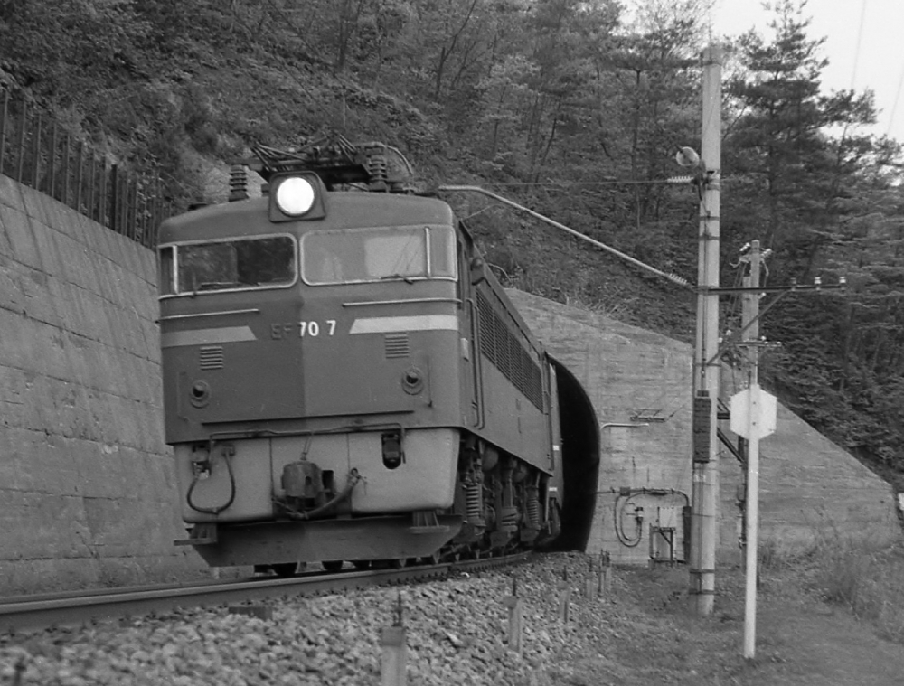 『ループトンネルを飛び出す急行加賀』 9502列車 EF707 敦賀 1971.5.3