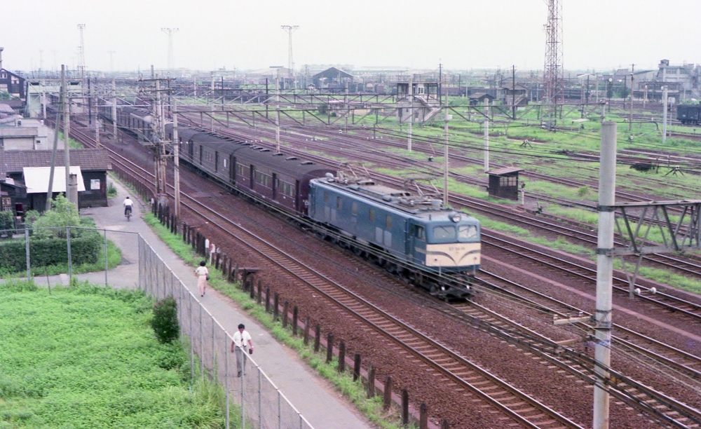 稲沢駅を通過する荷36列車 EF5896 稲沢 1976.8.11