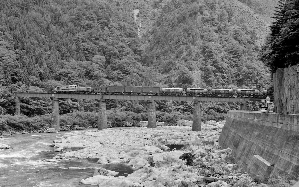 『清流飛騨川を渡る』 1897列車 DD51 高山本線少ヶ野(信) 1974.7.23