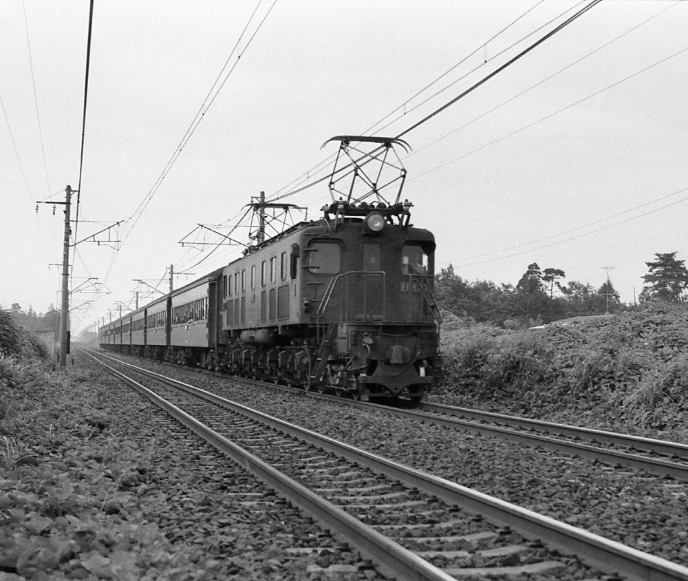 『パンタグラフも勇ましく』 121列車 EF577 東北本線野木 1971.8.14