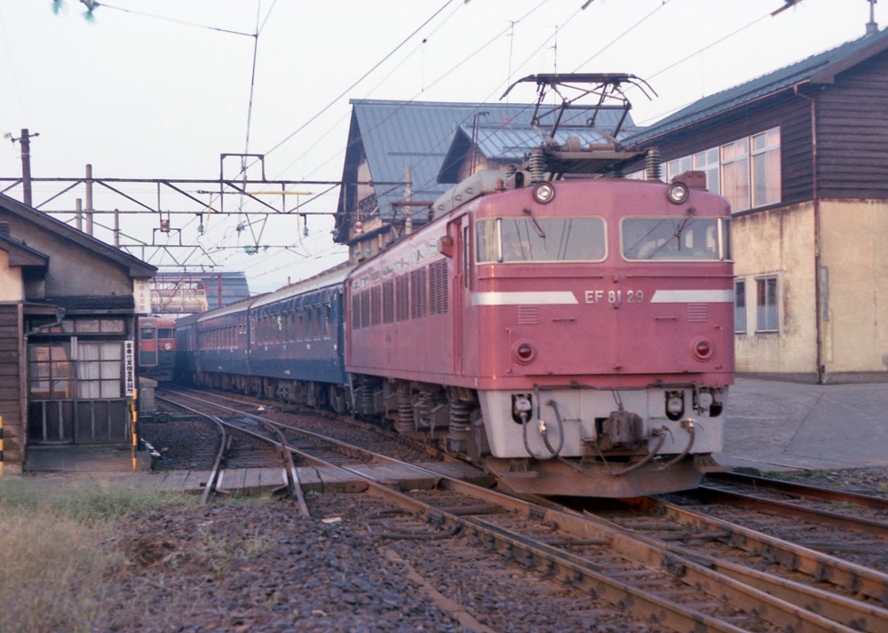 『両パンタを上げていざ出発』 急行501列車きたぐに EF8129 直江津 1977年