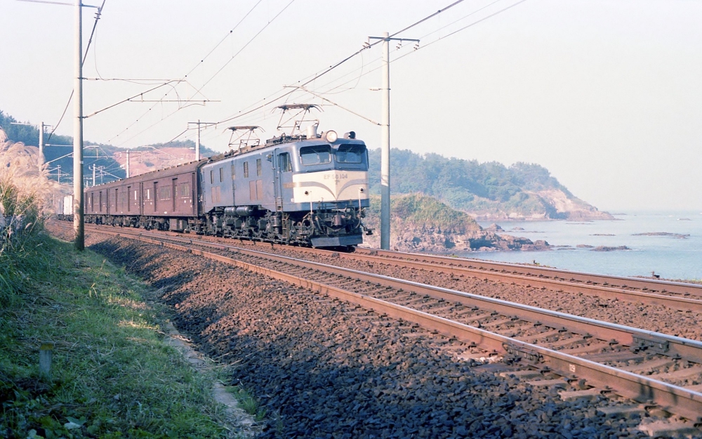 荷4047列車 EF58104 鯨波 1977.10