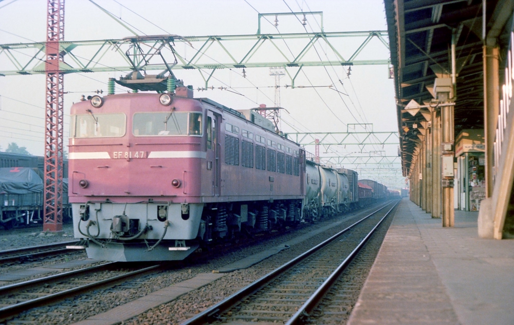 『朝日にローズピンク映えて』 EF8147 直江津 1977.10