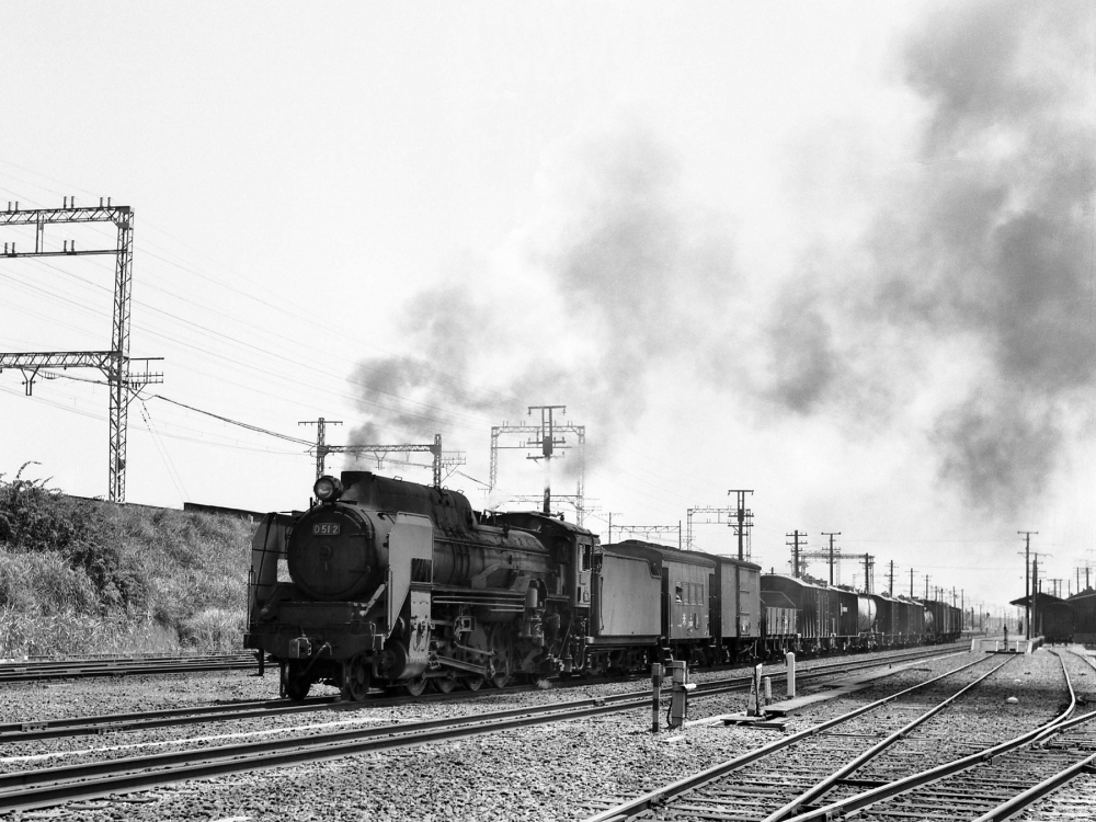 『八田駅の追い越し その２』 D512 八田 1968年頃