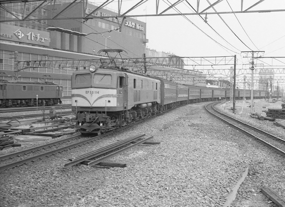 『急行桜島を牽いて』 8105列車 EF58114 名古屋 1970.4.26