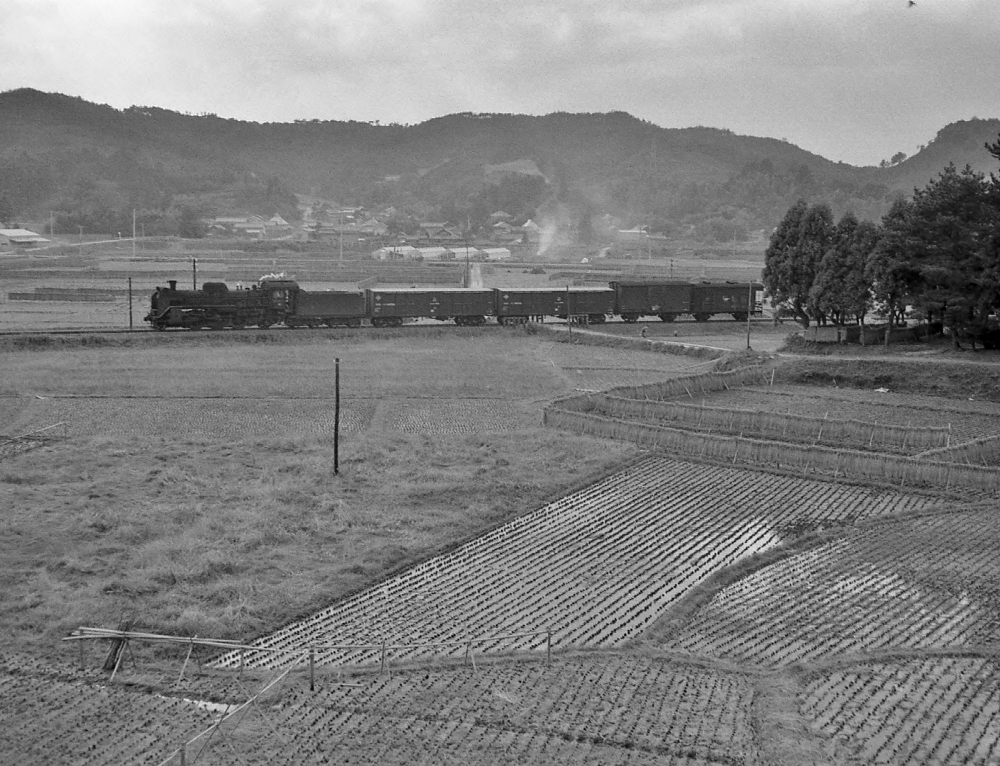 『刈入れすんで』 676列車 C58215 二俣線敷地 1970.11.8