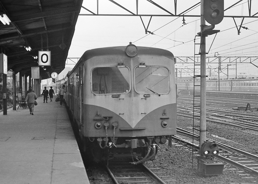 『厚狭駅0番線にて』 キハユニ157 1970.3.23