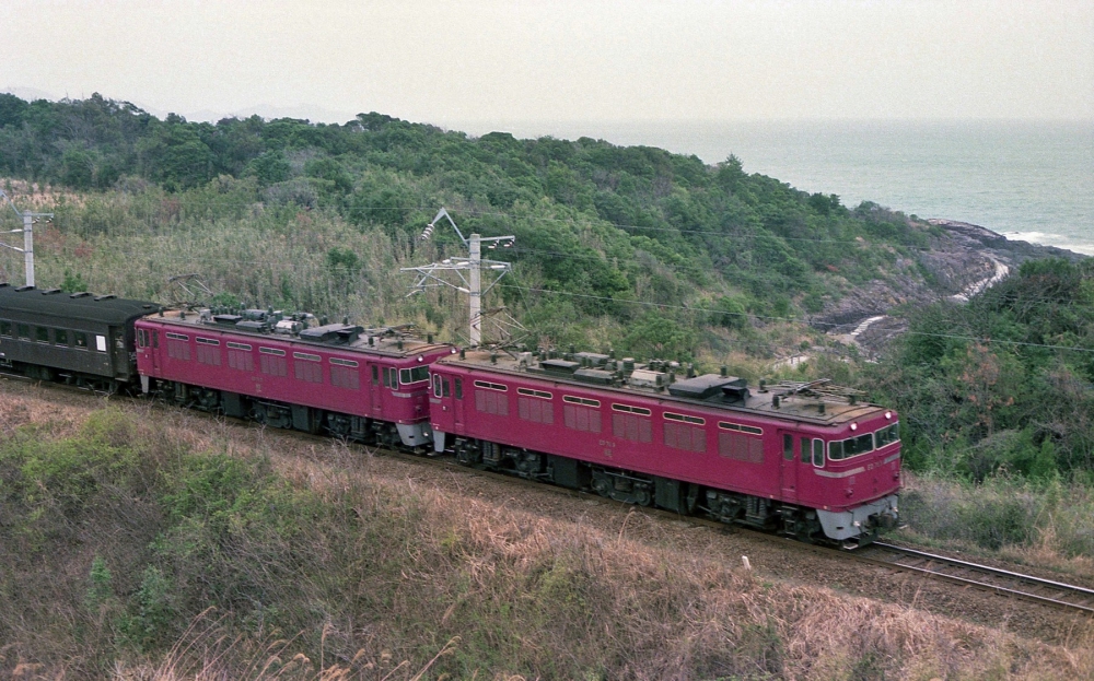 537列車 ED769+ED763 日豊本線美々津 1977.3