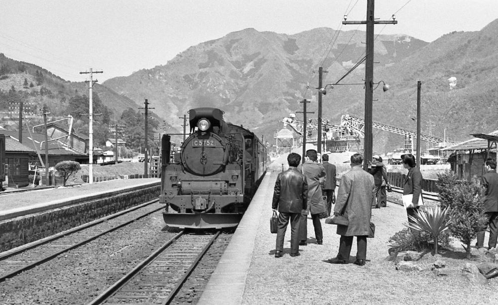 『春のお昼の寺前駅』  636列車 C5752 播但線寺前 1970.3.28