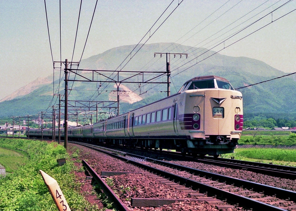 『東海道本線を行くしなの』  4045M 381系 近江長岡 1975.5.28