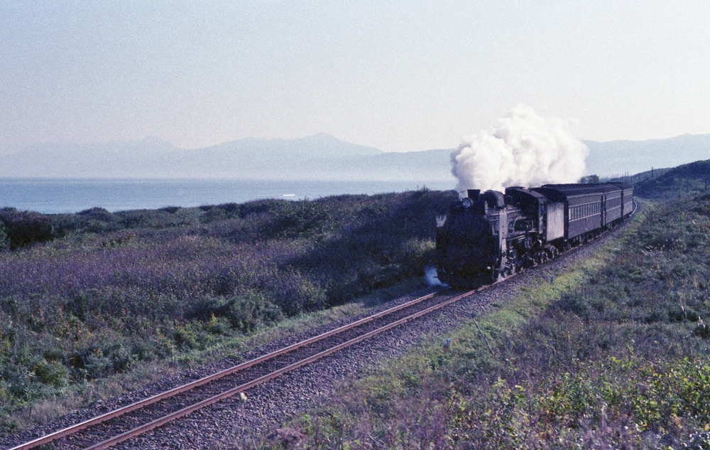 『知床連山をバックに』 混632列車 C58406 釧網本線斜里 1973.10.7