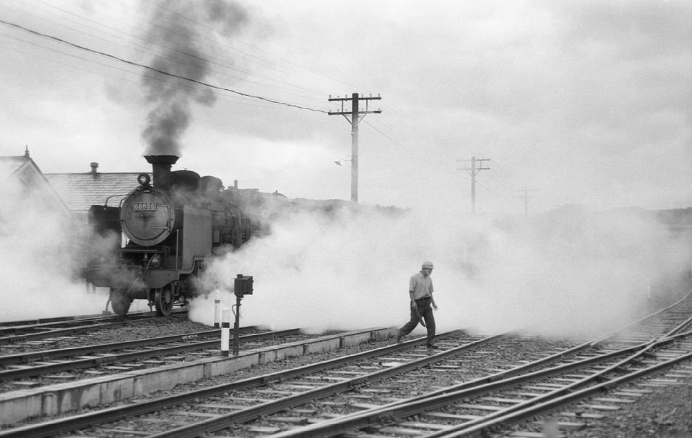 『吹き出すドレイン』 764列車 68656 五能線鯵ヶ沢 1971.8.11