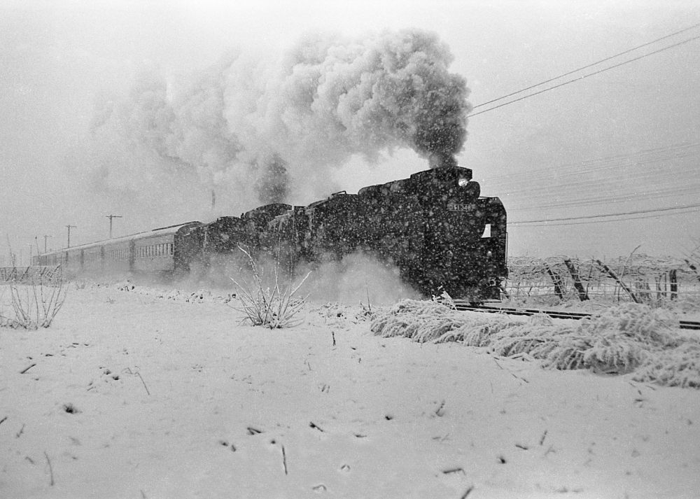 『凍てつく桔梗ヶ原を行く』 826列車 D51348+D51192 塩尻 1970.12.31