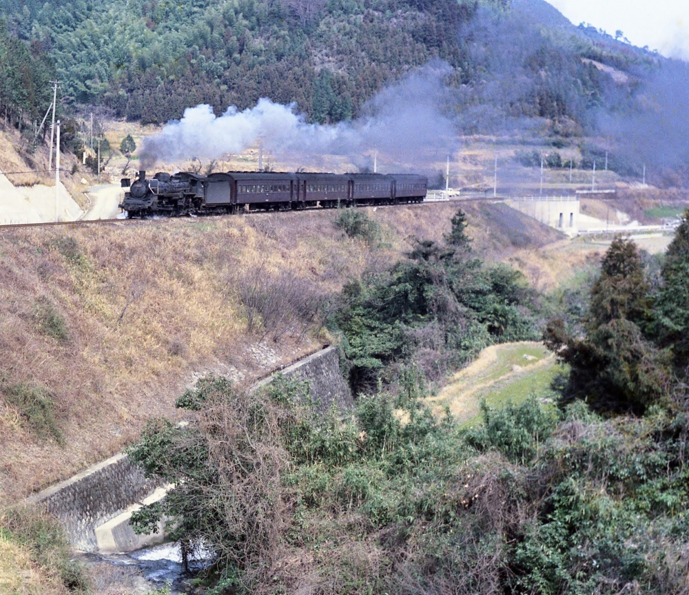 『ライトパシフィック冷水峠を登る』 727列車 C5557 筑豊本線筑前内野 1970.3.27