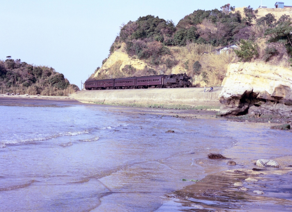 『春の松浦の浜辺にて』 639列車 C11 松浦線調川 1970.3.24