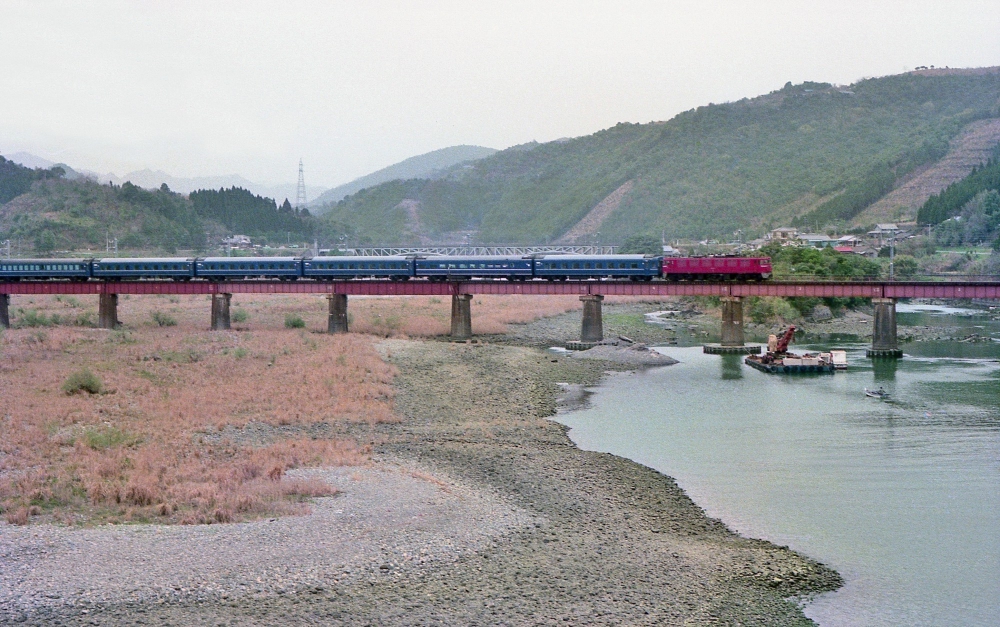 『春浅き耳川を渡る』 特別急行8列車富士 ED76 日豊本線美々津 1977.3