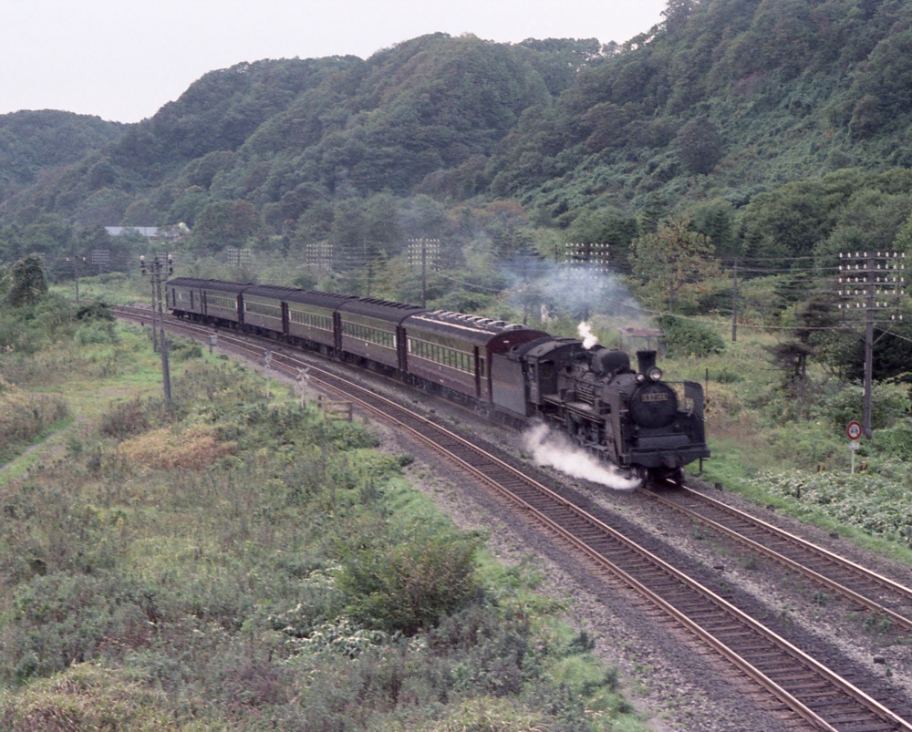 『非電化複線区間を駆け抜ける』 229列車 C57144 室蘭本線富浦 1973.10.4