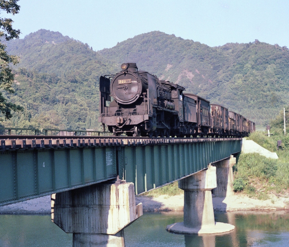 『山形の山間いを行く』 167列車 69677 米坂線羽前松岡 1971.8.9