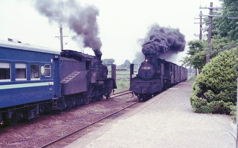 『西岸駅の列車交換』 9421列車,166列車 C56124,159 七尾線西岸 1973.6.5