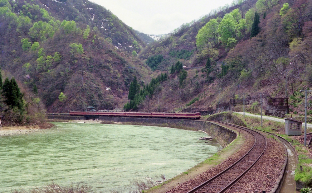 『新緑の豪雪地帯を行く』 急行のりくら キハ58 高山本線打保 1974.4.25