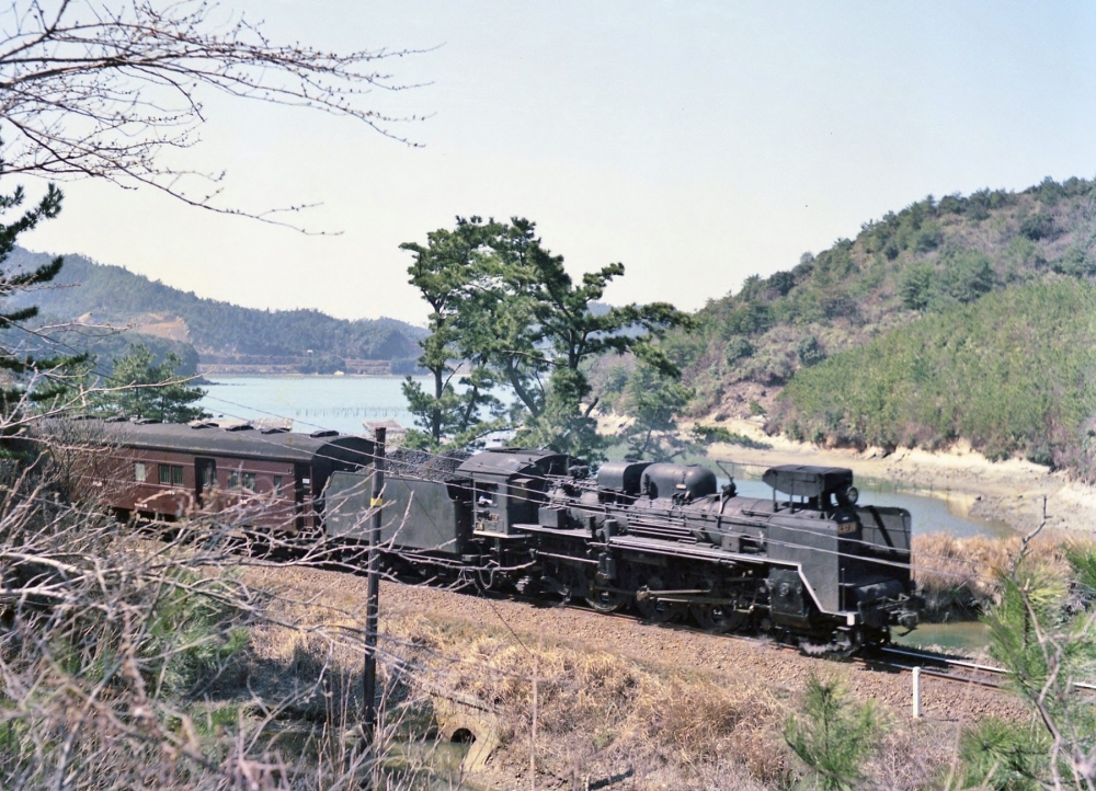 『志摩の入り江沿いに』 825列車 C5726 参宮線鳥羽 1969.3.24