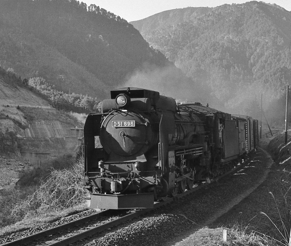 『木曾川沿いに駆け下る急行貨物』 地貨4652列車 D51698・・D51430 十二兼 1971.4.4