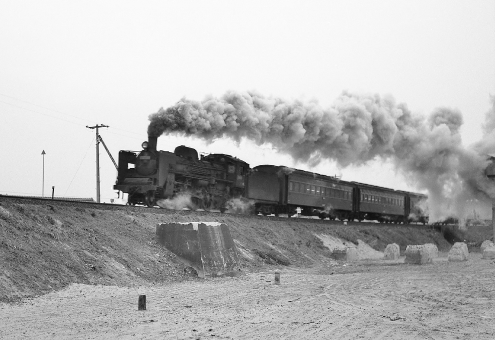 『木曽川築堤を登る』 921列車 C5730 弥富 1969.2.4