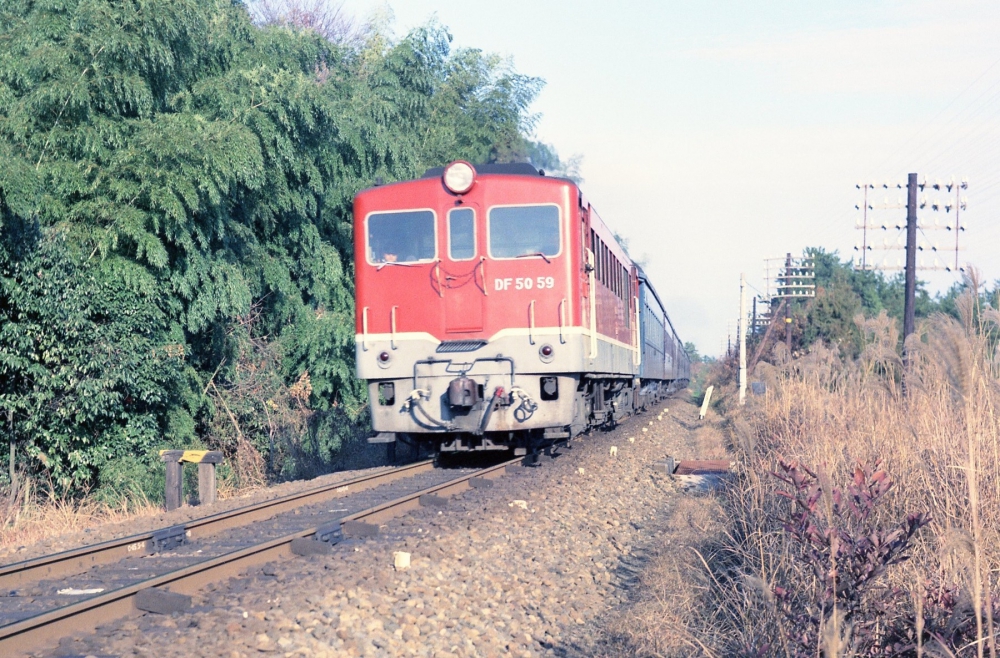 『竹林をかすめて』135列車 DF5059 徳和 1970.12.20