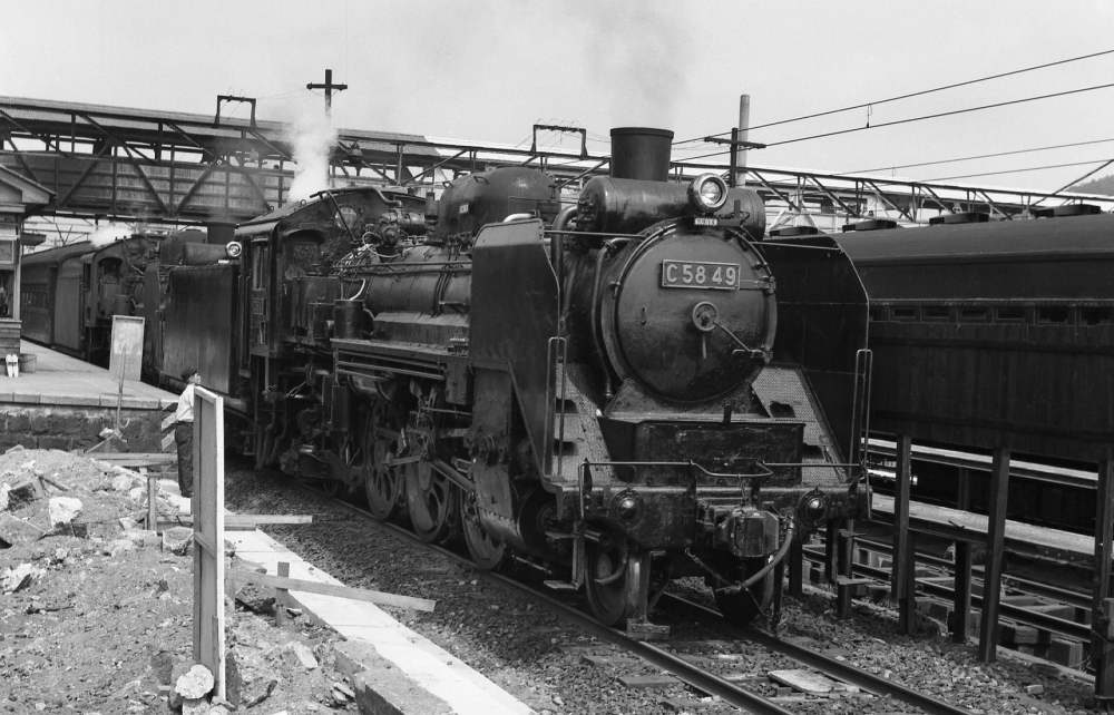 『芸備線のシゴハチ重連』 824列車 C5849+C58 広島 1967.8
