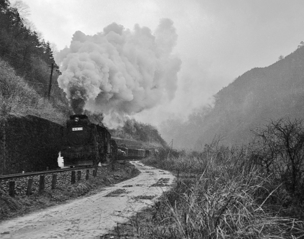 『小雪ちらつく夕暮れ道を』 673列車 D51898 十二兼 1970.12.25