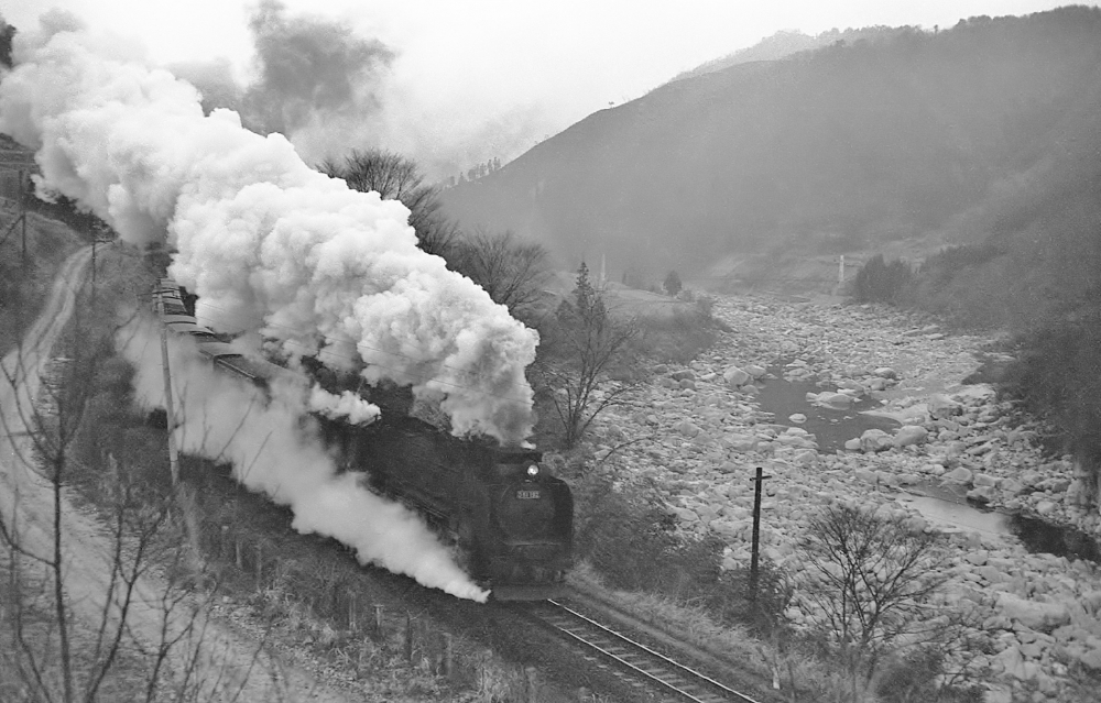 『巨岩の河原を左手に』 653列車 D51192 十二兼 1970.12.25