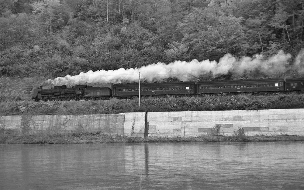 『天塩川に白煙たなびかせて その２』 321列車 C57 宗谷本線筏島  1973.10.15