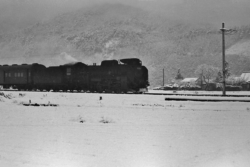 『雪の洗馬を行く』 825列車 D51827 洗馬 1970.12.31