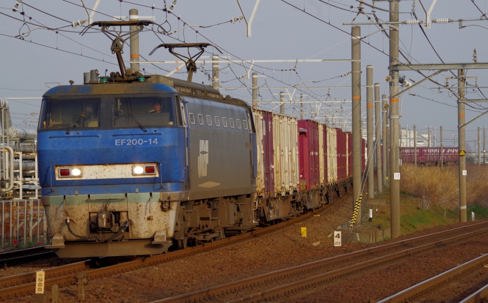 『南のオーバークロスを越えて』 1064列車 EF200-14 枇杷島 2015.2.28