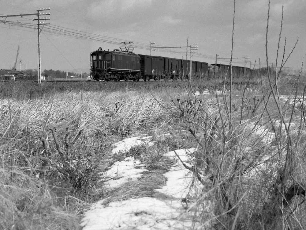 『残雪の尾北を行く』 220列車 デキ402 柏森 1970.2.11