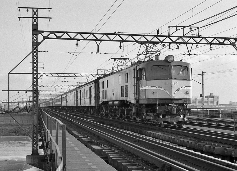 『西日の中を颯爽と』 急行31列車桜島・高千穂 EF5897 東海道本線枇杷島 1971.3.14