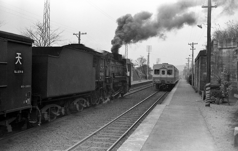 『徳和駅の列車交換』 893列車⇔840D D511054,キハ3043 紀勢本線徳和 1970.12.20