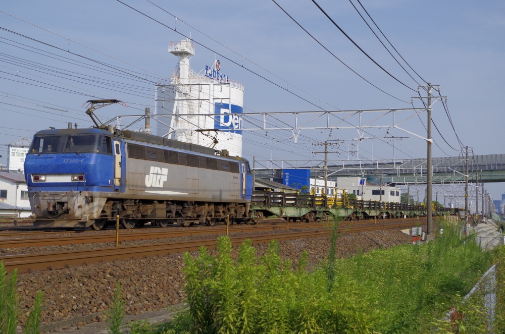 『セメントサイロに見守られて』 8091列車 EF200-6 清洲 2016.8.11