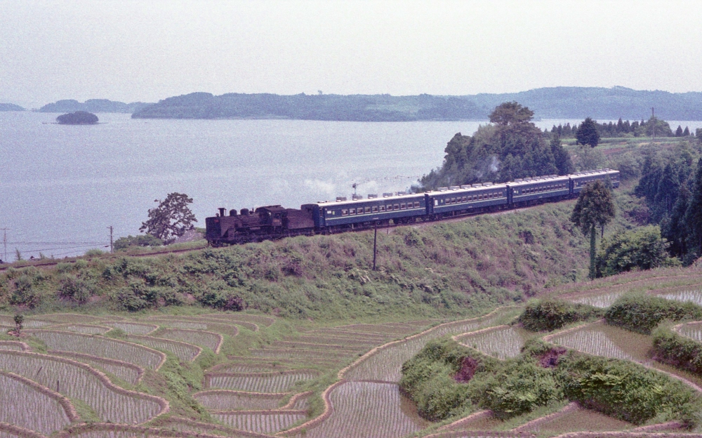 『七尾湾を車窓に見て』 9421列車 C56124 七尾線西岸 1973.6.5